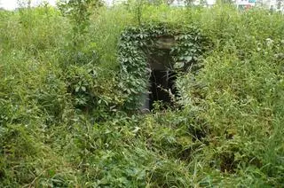 Schron leży na terenie kolejowym