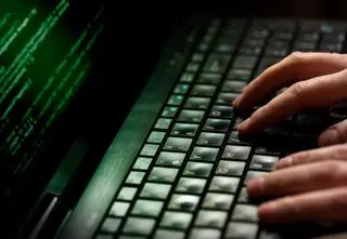 Myślał, że pisze z 12-latką, wysyłał pornografię. Zarzuty i areszt dla 28-latka