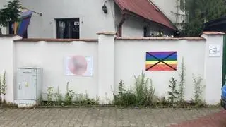 Wandalizmy na murze Krakowskiego Centrum Równości DOM EQ