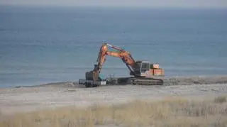 Koparka na brzegu plaż y w Ustce 