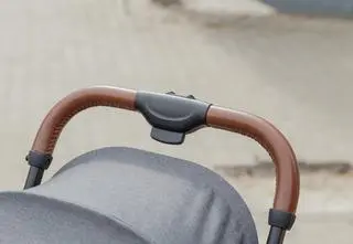 Rowerzysta wjechał w wózek. Dziecko wypadło na drogę