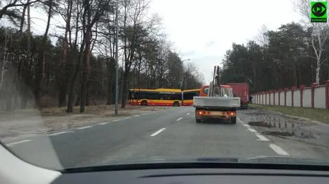 Autobus stanął w poprzek, zablokował przejazd w Wawrze