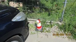 Pachołek z łańcuchem stanął przed jednym z bloków w Zgierzu