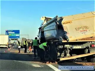 Jedna z ciężarówek stała na pasie awaryjnym