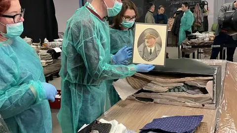 Sappers help to open treasure boxes found in a basement in Wałbrzych
