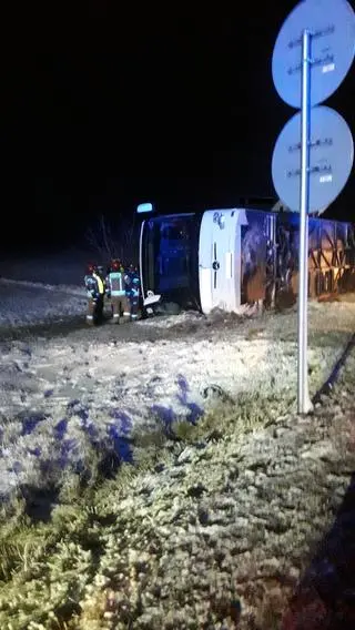 Autokar zjechał z drogi i przewrócił się na bok