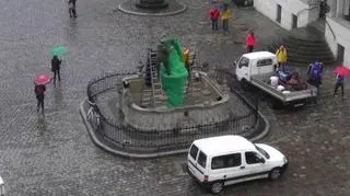 Rzeźbę owijało dwóch mężczyzn