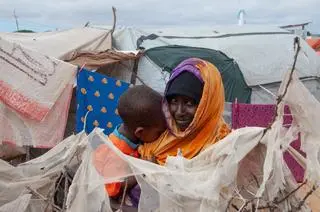 Matka z dzieckiem w obozie dla uchodźców w Somalii