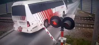 Kierujący autobusem wjechał na przejazd kolejowy i uszkodził drąg rogatki