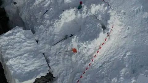 Ojciec z synem zbudowali igloo. Zawaliło się, dziecko nie żyje