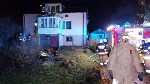 Są na kwarantannie, ich dom się zapalił. Strażak wszedł do środka w kombinezonie ochronnym