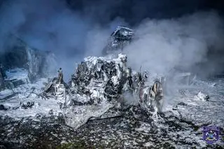 Auta spłonęły doszczętnie