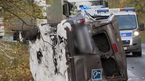 Dzieci z niepełnosprawnościami jechały na zajęcia, bus przewrócił się na drodze