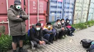 W naczepie ciężarówki ukrywało się sześciu mężczyzn