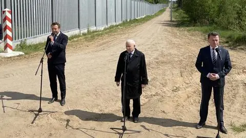 Jarosław Kaczyński i Mariusz Błaszczak przy granicy polsko-białoruskiej (Kopczany, woj. podlaskie)