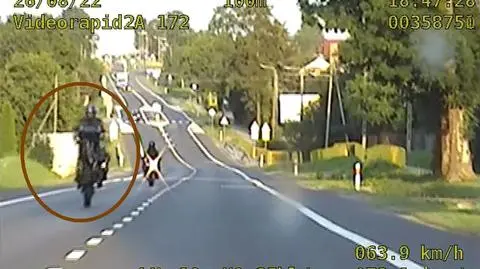 Szalał na motocyklu, uciekł przed pościgiem. Policja pokazuje film
