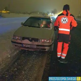 Załoga pogotowia ratunkowego powstrzymała pijanego kierowcę