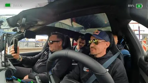 Adam Małysz goni autem zawodników! Oglądaj relację z biegu Wings For Life World Run w TVN24 i TVN24 GO
