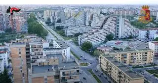Karabinierzy z Neapolu regularnie obserwują najbiedniejsze dzielnice, to tam kwitnie handel narkotykami