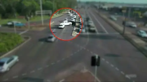 Przejechała przez osiem pasów i uderzyła w sklep. Policja o "niewiarygodnym szczęściu"