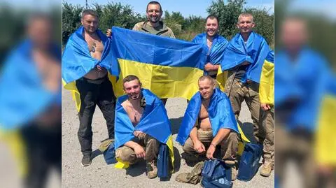 "Najstarszy ma 54 lata, najmłodszy - 23". Kolejni ukraińscy obrońcy wrócili z rosyjskiej niewoli 