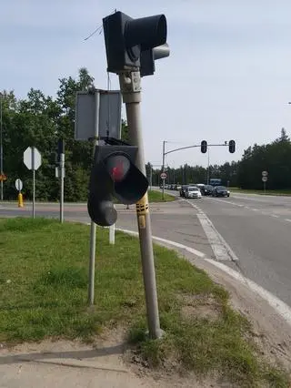 Kobieta straciła panowanie i uderzyła w sygnalizator