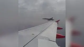 Na nagraniu z incydentu widać odrzutowiec F-18 lecący tuż przy skrzydle samolotu pasażerskiego A-319