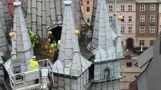 Zdejmowanie korony z wieży bazyliki Mariackiej w Krakowie