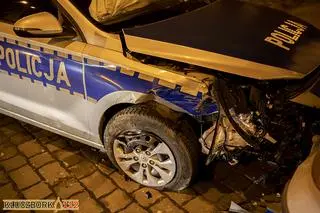 Policjanci staranowali na rondzie uciekające audi