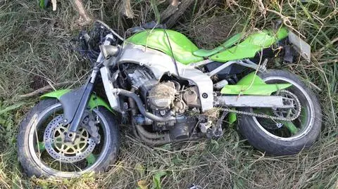 Zjechał motocyklem z drogi i wjechał w krzaki, zmarł w szpitalu