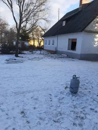 Strażacy wynieśli rozgrzaną butlę na zewnątrz