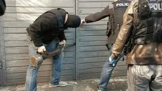 Kradli samochody metodą „na śpiocha” wykorzystując sen domowników