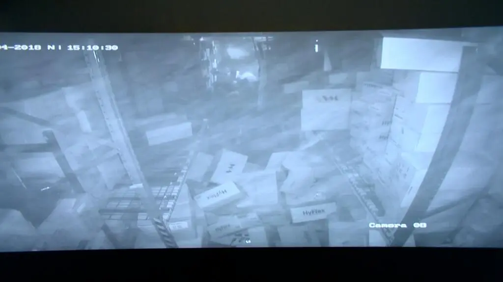 Fala uderzeniowa wybiła okna w budynku obok domu rodzinnego