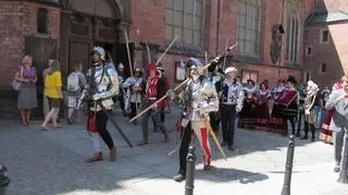 Rycerze, Bractwo Kurkowe, i miejscy Radni po wyjściu z Kościoła Garnizonowego