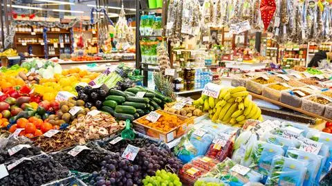 sklep warzywa owoce market shutterstock_1622818633