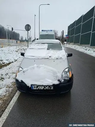 Przednia szyba samochodu była niemal całkowicie pokryta śniegiem