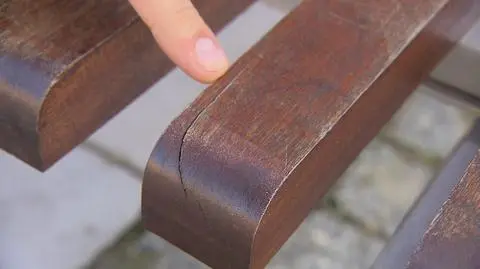 Pękająca ławka na placu Biskupim w Krakowie