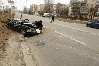 Zgnieciony samochód na ulicy Kijowa