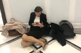 Zuzanna Radzińska-Bluszcz oczekiwała na sejmowym korytarzu na wynik poprzedniego głosowania, 17 września