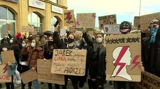 Uczniowie i studenci pod wrocławską siedzibą PiS