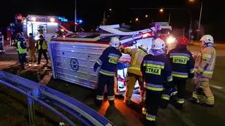 Zderzenie karetki ze strażackim samochodem w Opolu. Pięć osób trafiło do szpitala