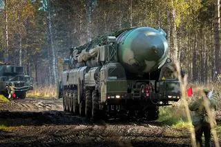 Liczba głowic w zapasach wojskowych do potencjalnego wykorzystania przez mocarstwa nuklearne wzrosła w minionym roku o 86, do 9576.