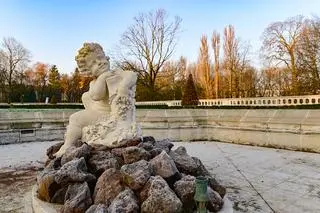 Rzeźby w ogrodzie przy pałacu Branickiich