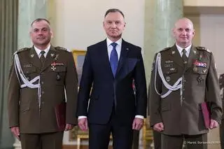 10 października 2023 roku. Od lewej: szef Sztabu Generalnego WP gen. broni Wiesław Kukuła, prezydent Andrzej Duda i gen. dyw. Maciej Klisz, nowo mianowany dowódca operacyjny