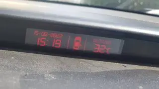 Temperatura na zewnątrz wynosiła 32 stopnie Celsjusza 