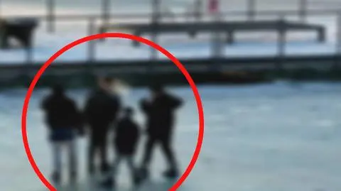 Dzieci wychodzą na staw i próbują rozbić lód. Wreszcie tafla pęka. Nagranie z monitoringu