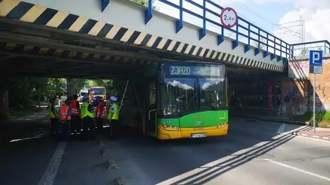 Autobus utknął pod wiaduktem. "Kierowca pomylił trasę"