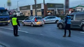 Policjanci umożliwili szybki transport kobiety przez zablokowaną drogę