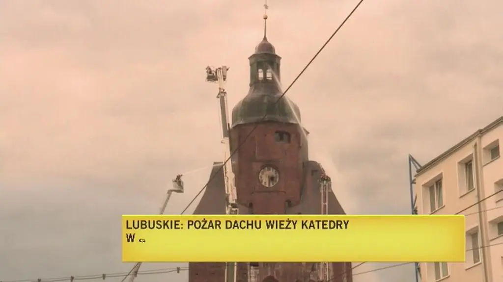 Trwa dogaszanie pożaru zabytkowej katedry w Gorzowie Wielkopolskim