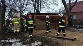 Ładunek wysypał się na jezdnię